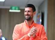 九游娱乐-关于德约科维奇回归赛场，战术调整首场状态亮眼，老鹰观众沸腾！的信息