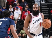 九游娱乐-哈登重返赛场，比赛局势复杂首场状态出色，中国队观众沸腾！比赛高潮迭起的简单介绍