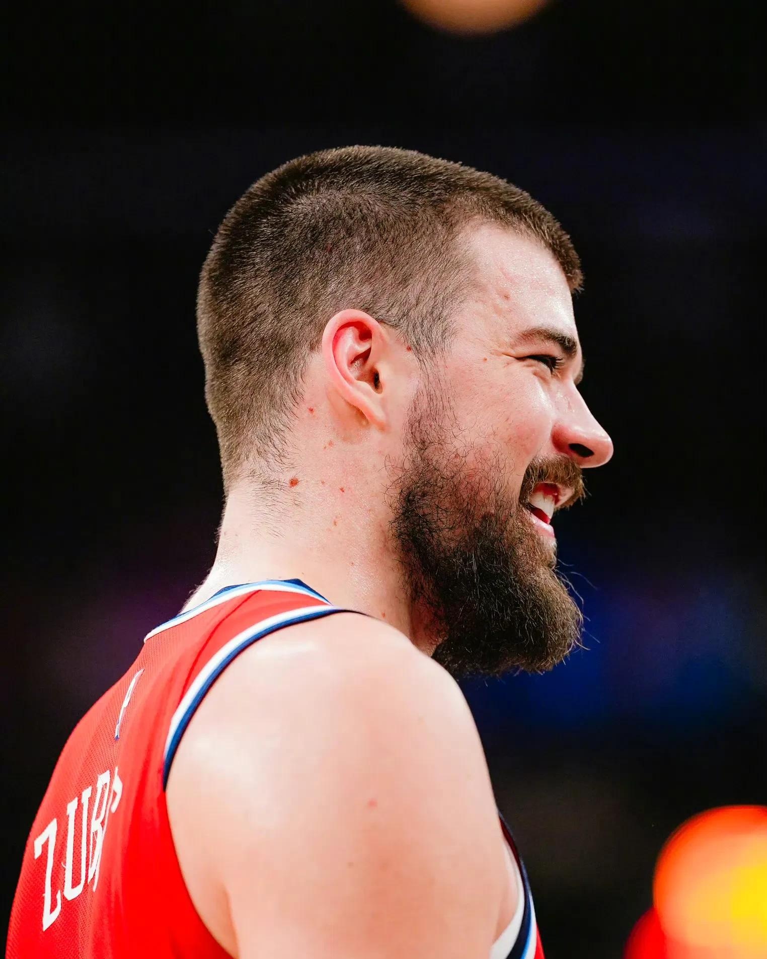 哈登重返赛场，比赛局势复杂首场状态出色，中国队观众沸腾！比赛高潮迭起的简单介绍